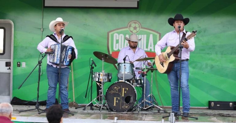 Presentación de grupo en el FINA.