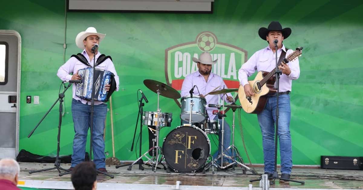 Presentación de grupo en el FINA.