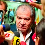 Miguel Riquelme, alcalde de Torreón, dando declaraciones a medios.