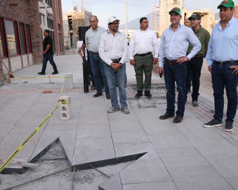 Gobernador Manolo Jiménez supervisando la obra de Expo Coahuila.