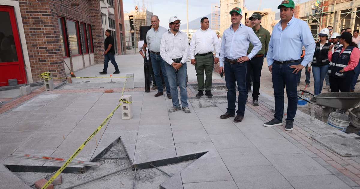 Gobernador Manolo Jiménez supervisando la obra de Expo Coahuila.