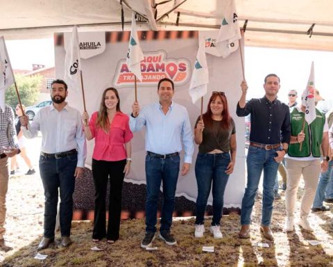 Funcionarios dando el banderazo de arranque de obra en Saltillo.
