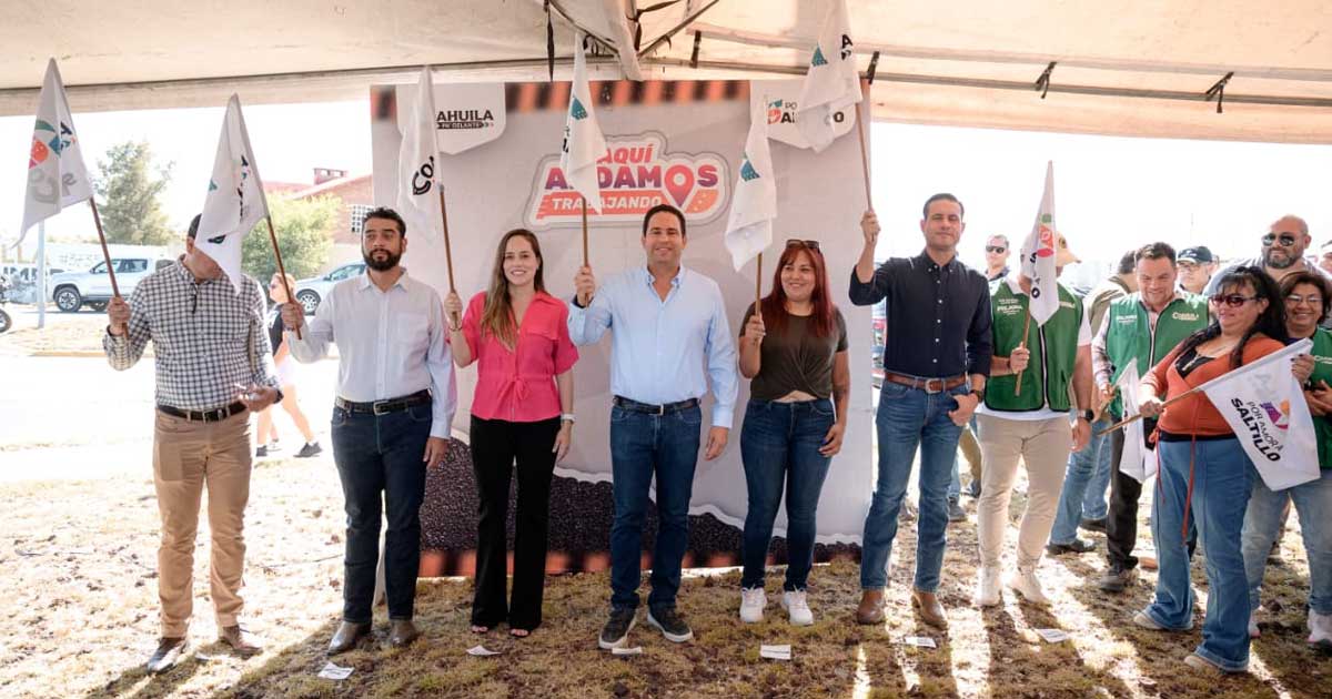 Funcionarios dando el banderazo de arranque de obra en Saltillo.
