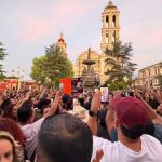 Decenas de personas protestando en la Plaza de Armas de Saltillo por el caso de Rocky.