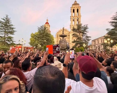 Decenas de personas protestando en la Plaza de Armas de Saltillo por el caso de Rocky.