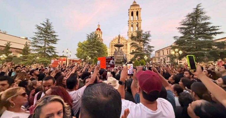 Decenas de personas protestando en la Plaza de Armas de Saltillo por el caso de Rocky.