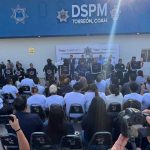 Funcionarios y policías durante evento en Torreón.