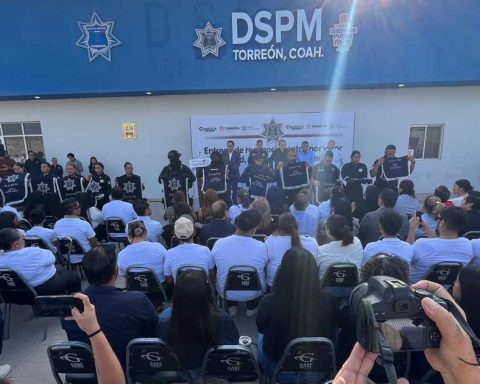 Funcionarios y policías durante evento en Torreón.