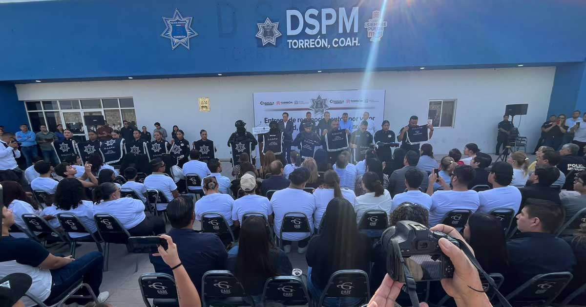 Funcionarios y policías durante evento en Torreón.