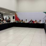 Mesa de diálogo entre autoridades y activistas.