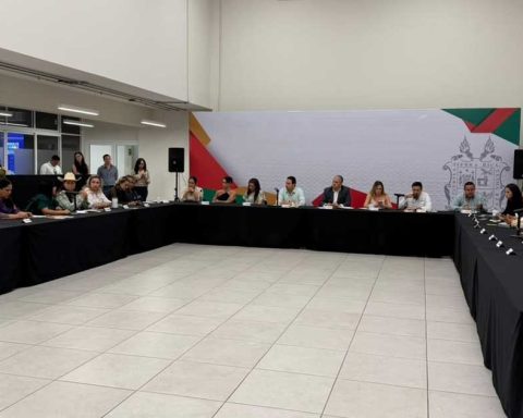 Mesa de diálogo entre autoridades y activistas.