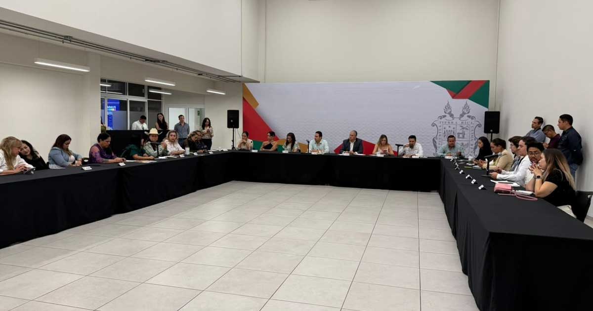 Mesa de diálogo entre autoridades y activistas.