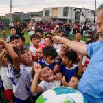 Niños y alcalde de Ramos Arizpe en la cancha renovada.