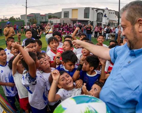 Niños y alcalde de Ramos Arizpe en la cancha renovada.