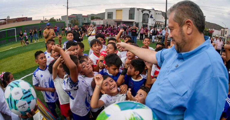 Niños y alcalde de Ramos Arizpe en la cancha renovada.
