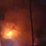 Policía apagando un incendio.