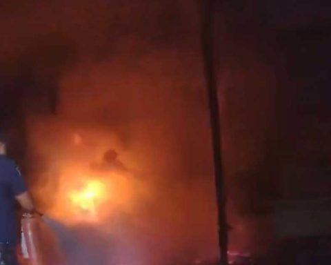 Policía apagando un incendio.