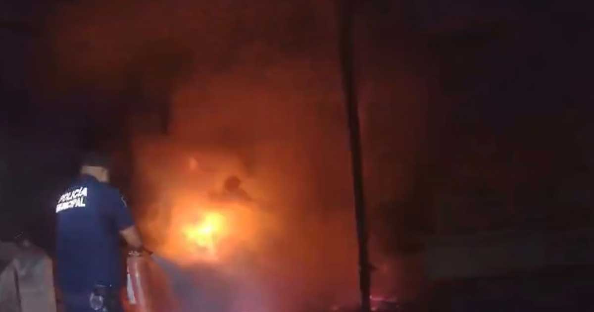 Policía apagando un incendio.