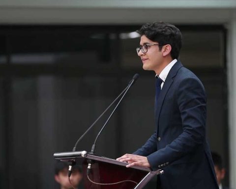 Joven de Atizapan en un concurso de oratoria.