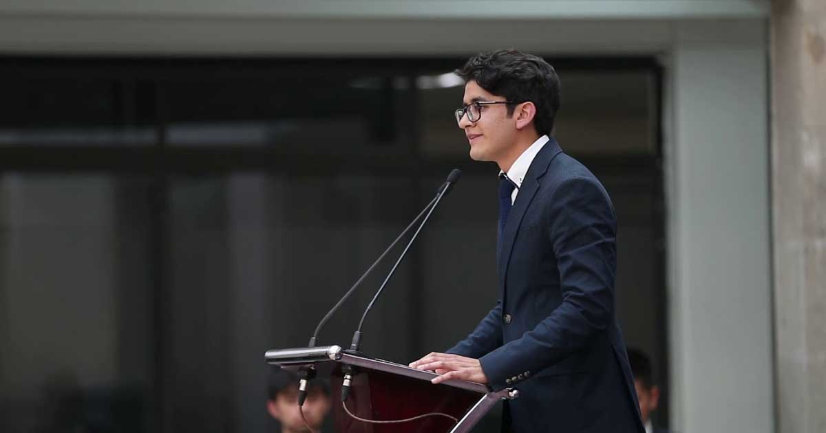 Joven de Atizapan en un concurso de oratoria.