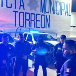Elementos de la Policía Municipal durante operativo en Torreón.