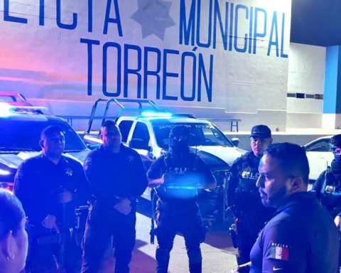 Elementos de la Policía Municipal durante operativo en Torreón.