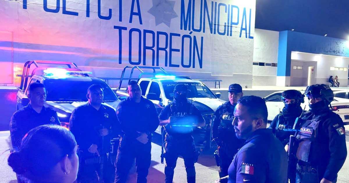 Elementos de la Policía Municipal durante operativo en Torreón.