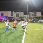 Niños jugando futbol en un campo en Ramos Arizpe.