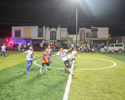 Niños jugando futbol en un campo en Ramos Arizpe.