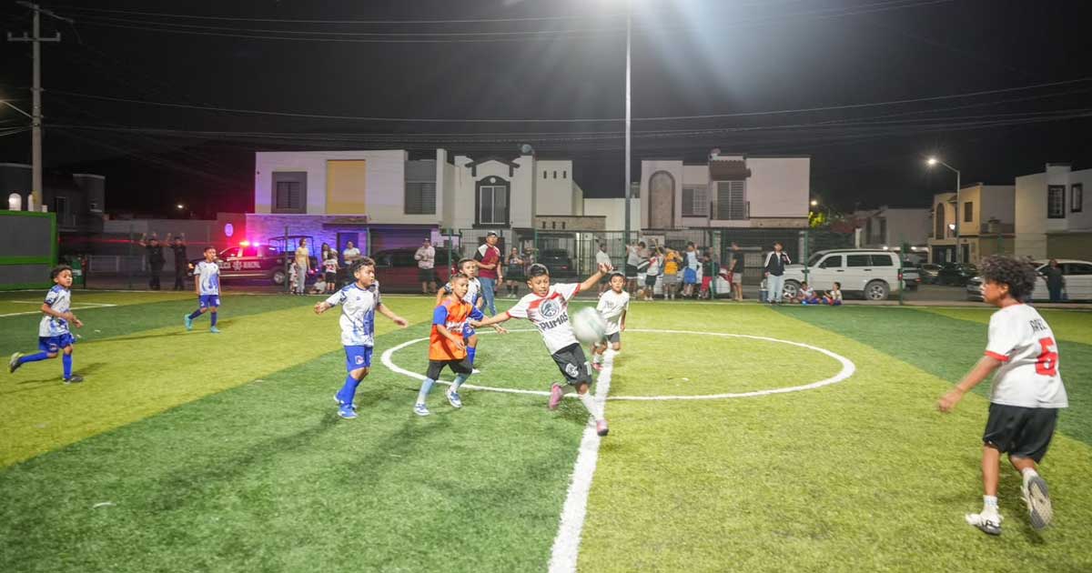 Niños jugando futbol en un campo en Ramos Arizpe.