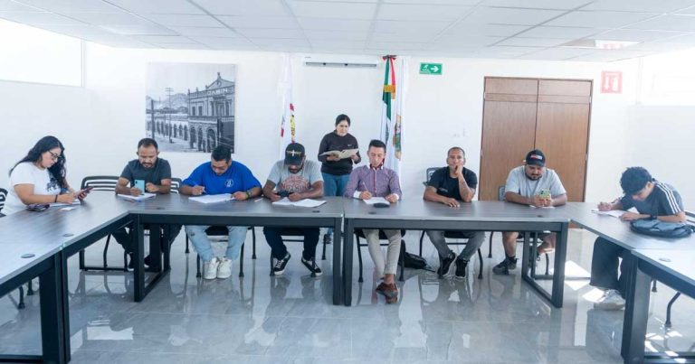 Personas en el Centro de Justicia Municipal de Torreón.
