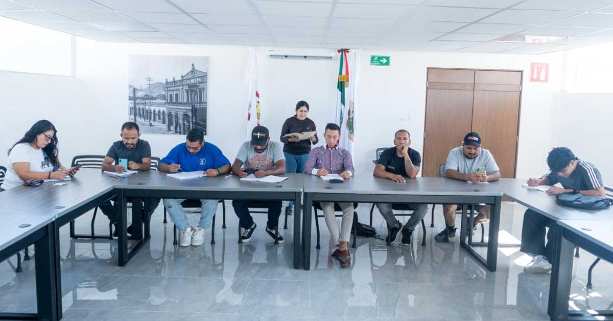 Personas en el Centro de Justicia Municipal de Torreón.
