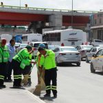 Trabajadores en la parte baja del distribuidor vial El Sarape, en Saltillo.