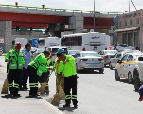 Trabajadores en la parte baja del distribuidor vial El Sarape, en Saltillo.