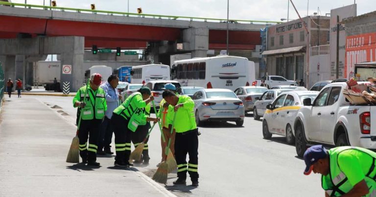 Trabajadores en la parte baja del distribuidor vial El Sarape, en Saltillo.