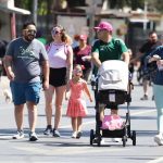 Familias caminando durante la Ruta Recreativa de Saltillo.