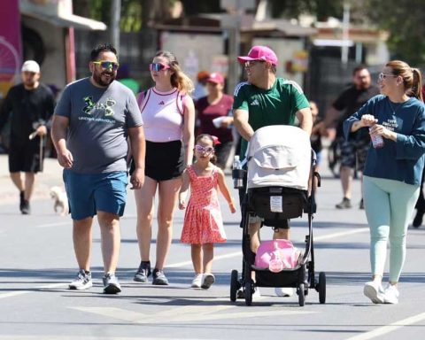 Familias caminando durante la Ruta Recreativa de Saltillo.