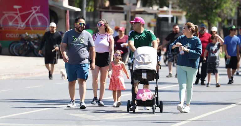 Familias caminando durante la Ruta Recreativa de Saltillo.