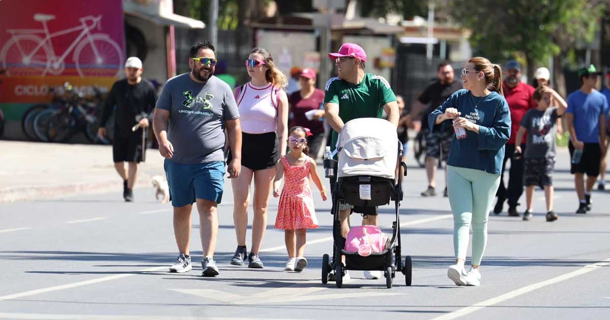 Familias caminando durante la Ruta Recreativa de Saltillo.