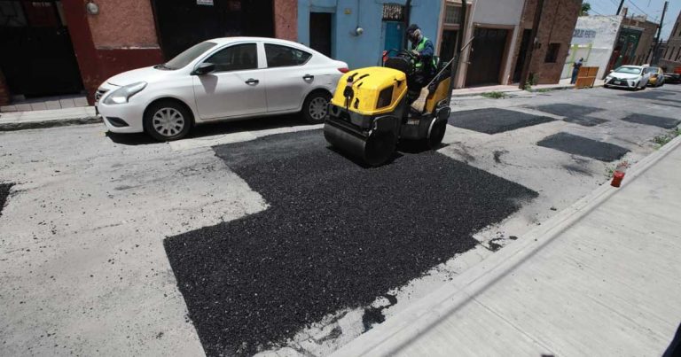 Trabajador en calles de Saltillo.