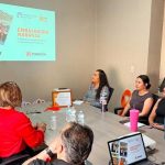 Personal de la Dirección de Turismo de Torreón en una reunión.