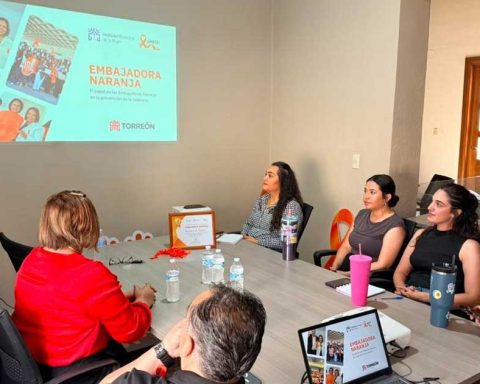 Personal de la Dirección de Turismo de Torreón en una reunión.