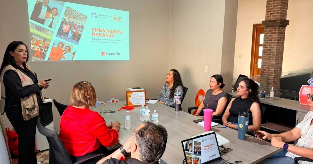 Personal de la Dirección de Turismo de Torreón en una reunión.